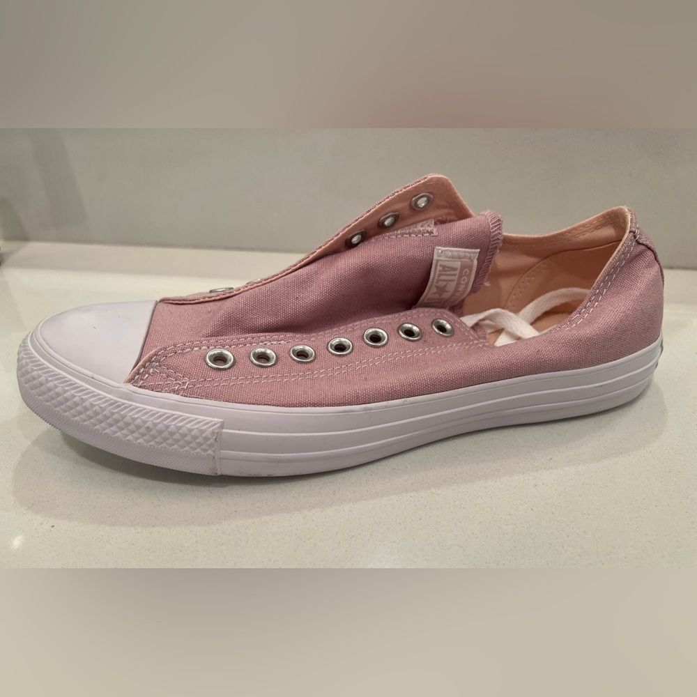 Converse unisex shoe - salmon/pink color - 8.5 men’s / 10.5 woman’s